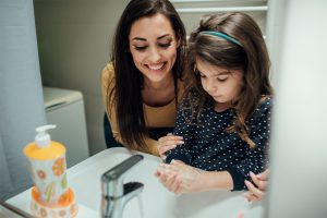 Enséñale a tus hijos a tener higiene y evitar parásitos.